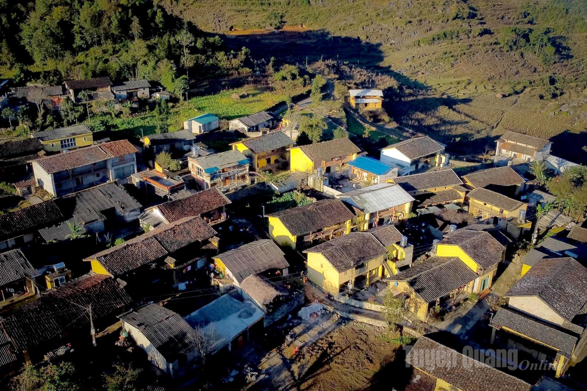 Làng Lô Lô chải nhìn từ trên cao.