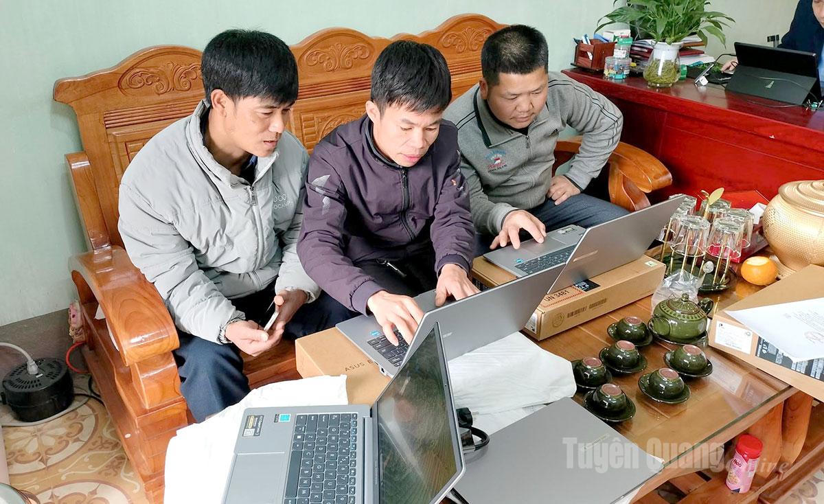 Tat Nga Commune hands over computers to representatives of village communities.