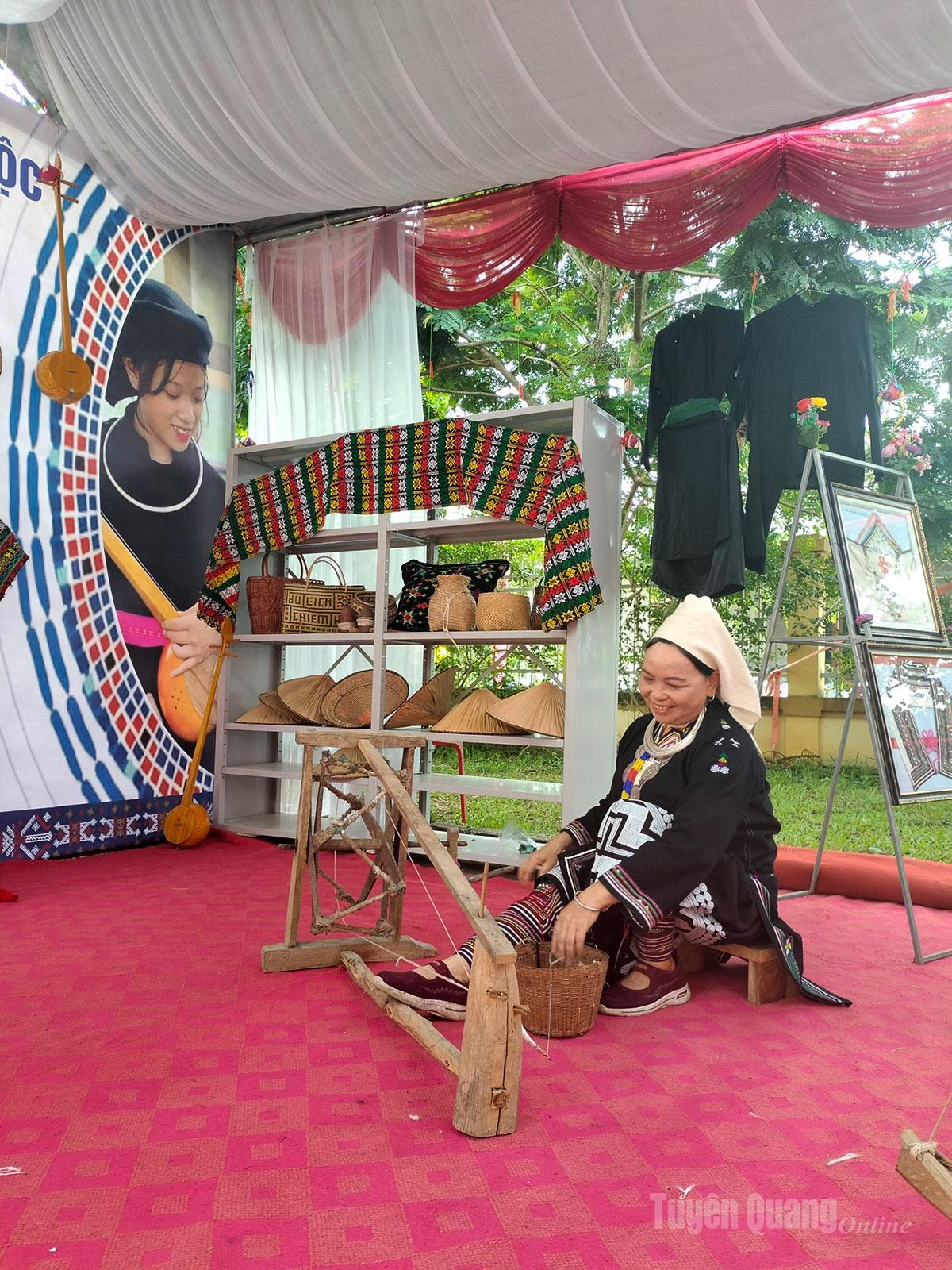 Bà Bàn Thị Giàng bên khung cửi.