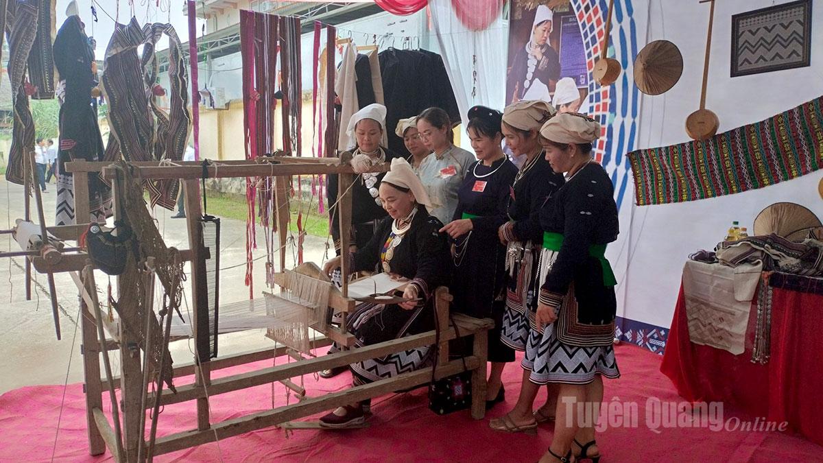 Bà Bàn Thị Giàng và chị em phụ nữ trong không gian trưng bày sản phẩm của xã Tân An.