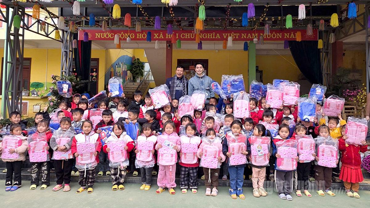 Nhà hát Múa rối Việt Nam tặng quà học sinh trường Mầm non Lũng Cú.