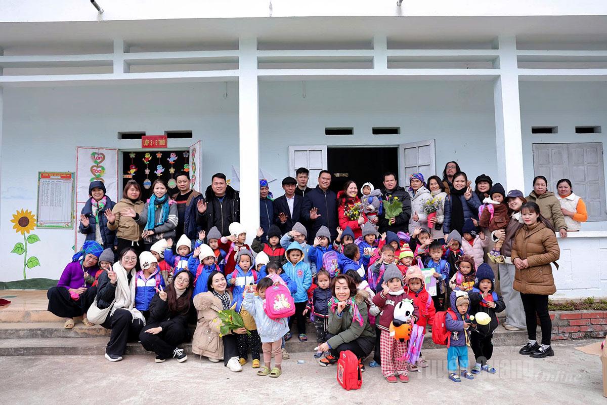 Hệ thống Giáo dục Shining Star Montessori Việt Nam cùng Quỹ từ thiện “Shining Star” tặng quà cho học sinh điểm trường Mầm non Chế Là.