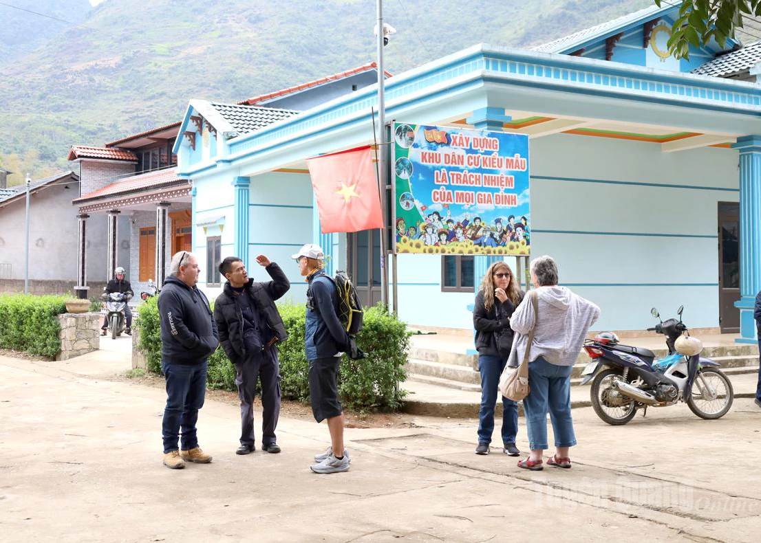 International tourists visit and experience the model residential area of Can Ty commune, a highlight in the development of community-based tourism.