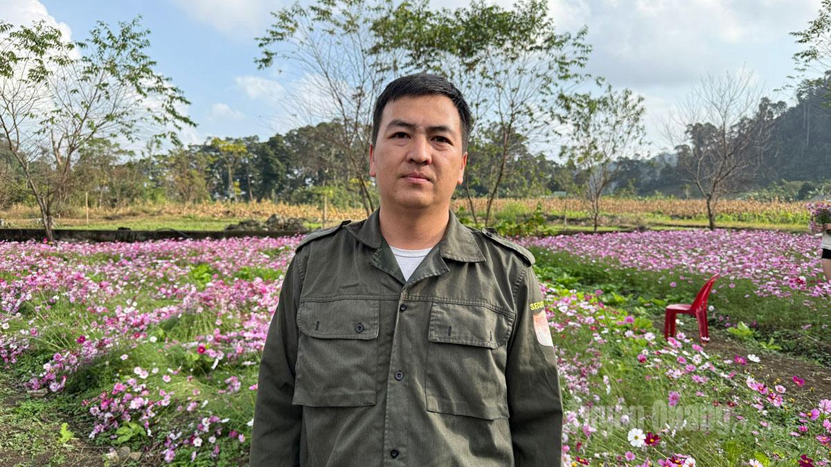 Anh Dương Văn Nó, thôn Nà Lũng, xã Yên Hoa phát triển kinh tế từ mô hình trồng hoa trải nghiệm.