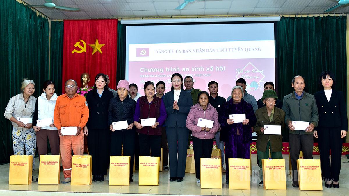 Đồng chí Phó Bí thư Thường trực Đảng ủy UBND tỉnh Nông Thị Bích Huệ và lãnh đạo xã Thái Sơn trao quà Tết cho hộ nghèo, gia đình chính sách tại xã Thái Sơn.