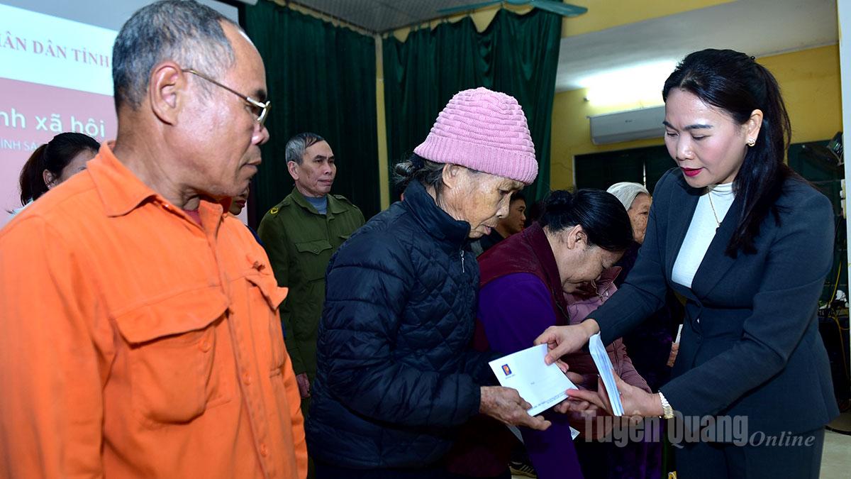 Đồng chí Phó Bí thư Thường trực Đảng ủy UBND tỉnh Nông Thị Bích Huệ trao quà Tết cho hộ nghèo, gia đình chính sách tại xã Thái Sơn.