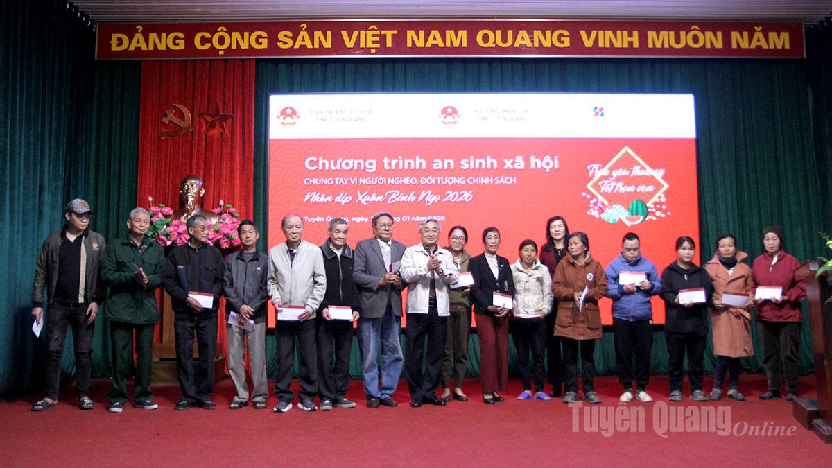 Đồng chí Phó Chủ tịch HĐND tỉnh Phạm Thị Minh Xuân tặng quà Tết cho gia đình chính sách, hộ có hoàn cảnh khó khăn xã Thái Bình.