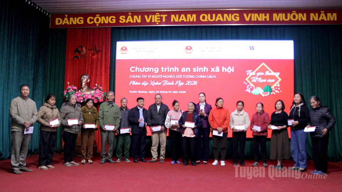 Đồng chí Phó Trưởng đoàn ĐBQH hoạt động chuyên trách tỉnh Ma Thị Thúy tặng quà gia đình chính sách, hộ có hoàn cảnh khó khăn xã Thái Bình.