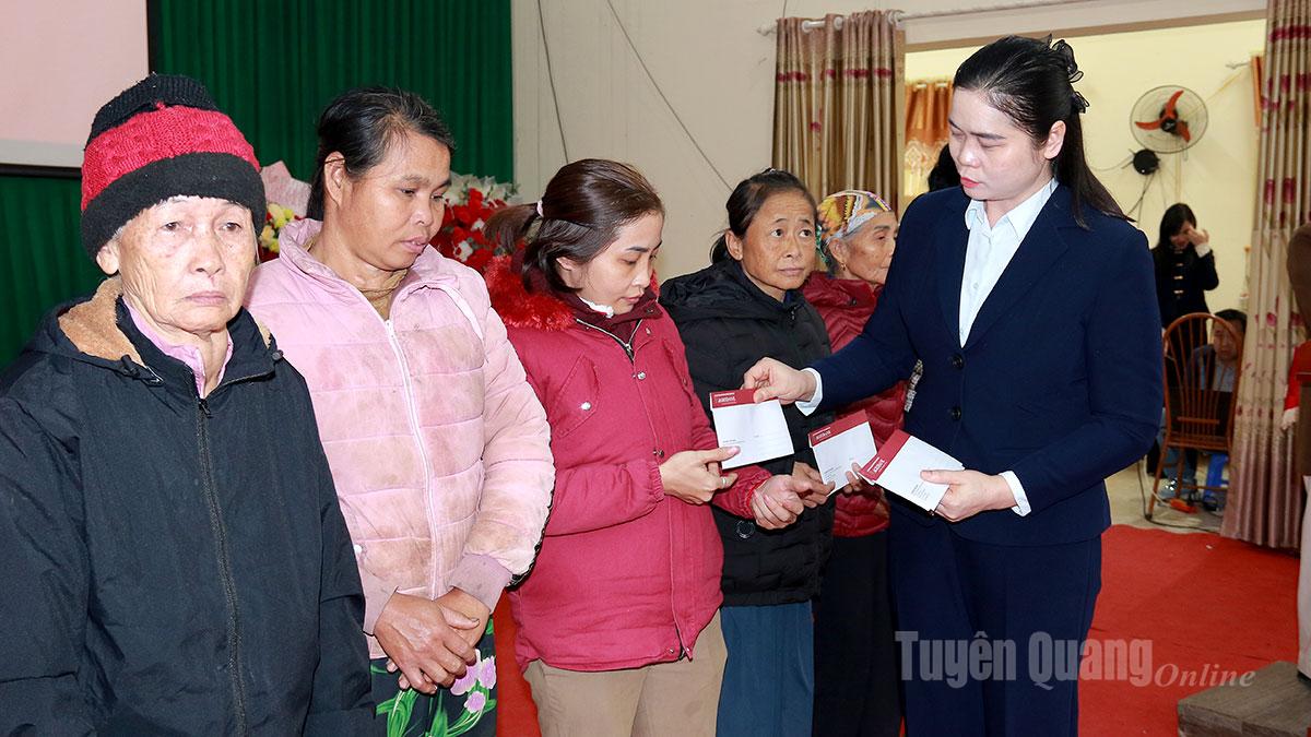 Đồng chí Ma Thị Thúy, Ủy viên Ban Chấp hành Đảng bộ tỉnh, Phó Trưởng đoàn ĐBQH hoạt động chuyên trách tỉnh trao quà Tết cho các hộ dân xã Yên Nguyên.