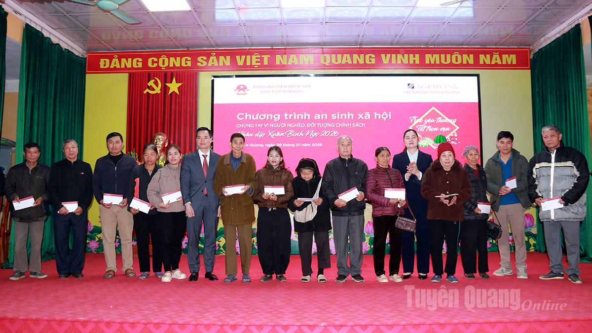 Phó Trưởng đoàn ĐBQH hoạt động chuyên trách tỉnh Ma Thị Thúy trao quà Tết cho các hộ dân xã Thái Hòa.