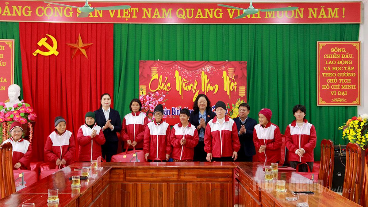 Đồng chí Ma Thị Thúy, Ủy viên Ban Chấp hành Đảng bộ tỉnh, Phó Trưởng đoàn ĐBQH hoạt động chuyên trách tỉnh và đồng chí Lò Thị Việt Hà, đại biểu Quốc hội chuyên trách, Ủy ban Văn hóa và Xã hội của Quốc hội trao quà Tết cho các đối tượng tại Trung tâm Công tác xã hội và Quỹ Bảo trợ trẻ em tỉnh.
