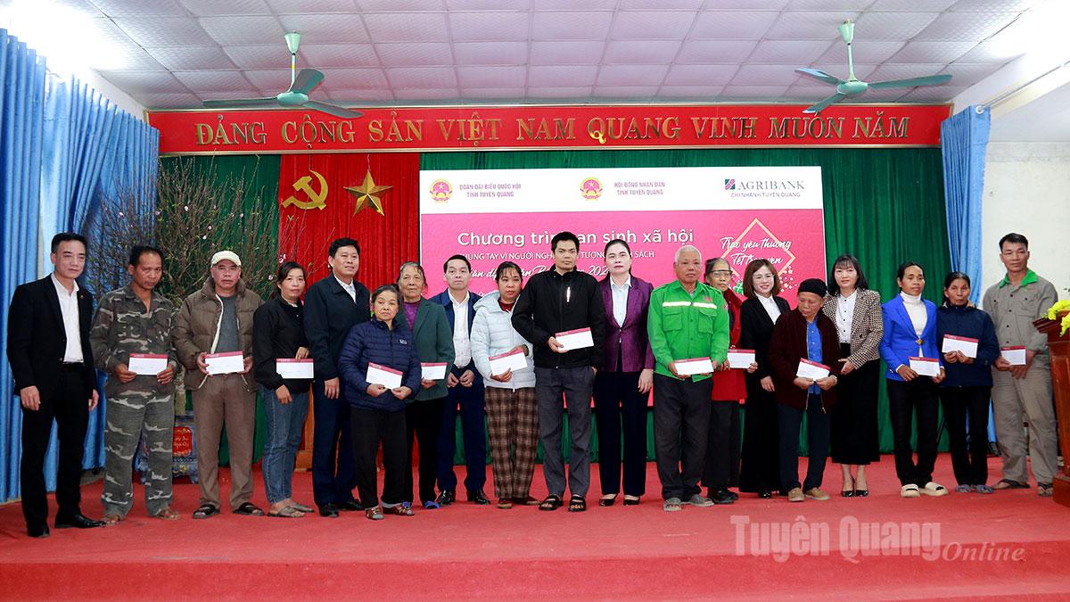Đồng chí Ma Thị Thúy, Ủy viên Ban Chấp hành Đảng bộ tỉnh, Phó Trưởng đoàn ĐBQH hoạt động chuyên trách tỉnh và đồng chí Nguyễn Việt Hà, đại biểu Quốc hội, Giám đốc Chi nhánh Agribank Tuyên Quang trao tặng quà cho các hộ dân xã Bình Ca.