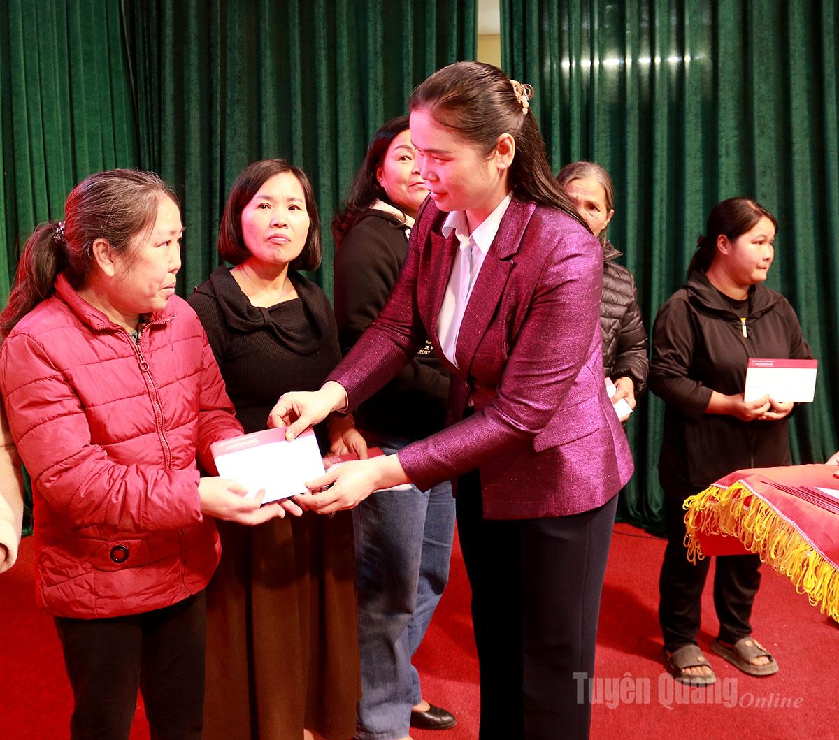 Phó Trưởng đoàn ĐBQH hoạt động chuyên trách tỉnh Ma Thị Thúy trao quà cho các hộ dân xã Thái Bình.