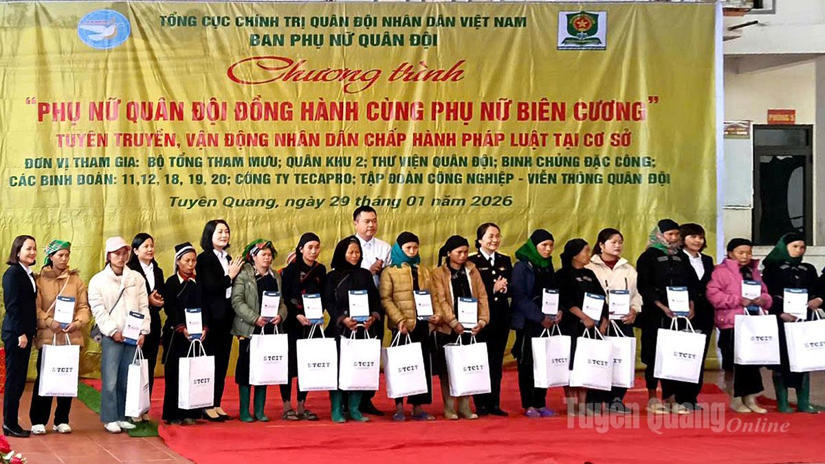 Chương trình trao tặng nhiều suất quà cho các phụ nữ có hoàn cảnh khó khăn.