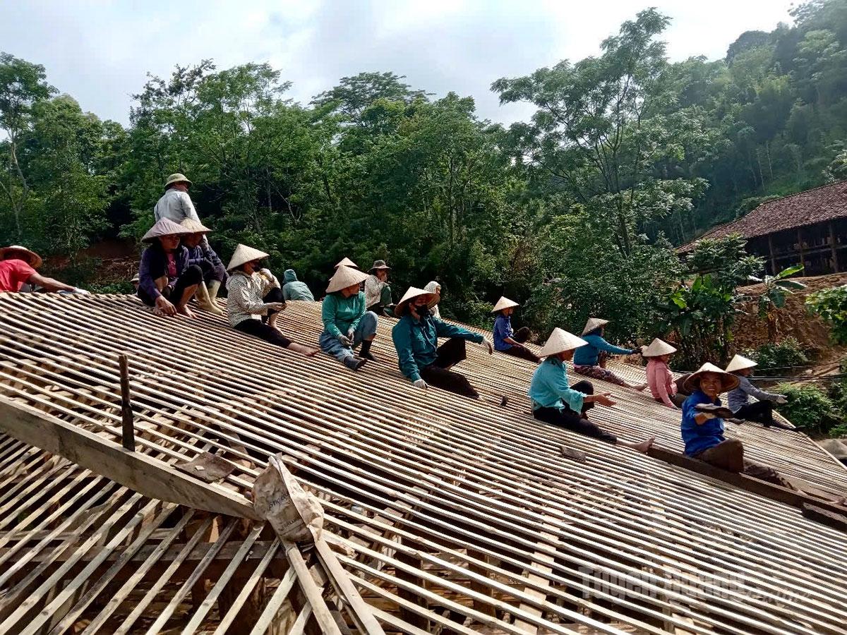 Hội viên Chi hội Phụ nữ thôn Bản Thác, xã Yên Hoa hỗ trợ gia đình hội viên lợp mái nhà, xóa nhà tạm, nhà dột nát.