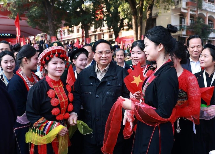 Prime Minister Pham Minh Chinh meets with students of Viet Bac High School for Ethnic Minority Students in Thai Nguyen province. (Photo: VNA)