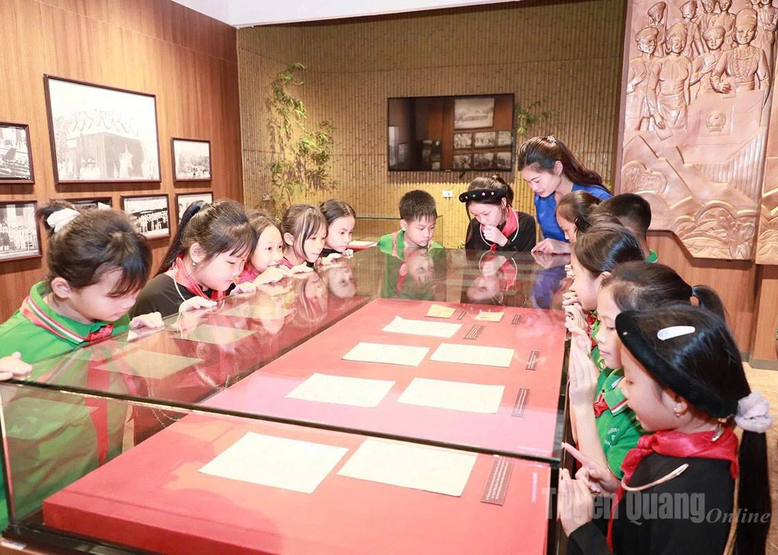 Students visit and learn about the history at the Central Standing Committee of the National Assembly Relic Site.