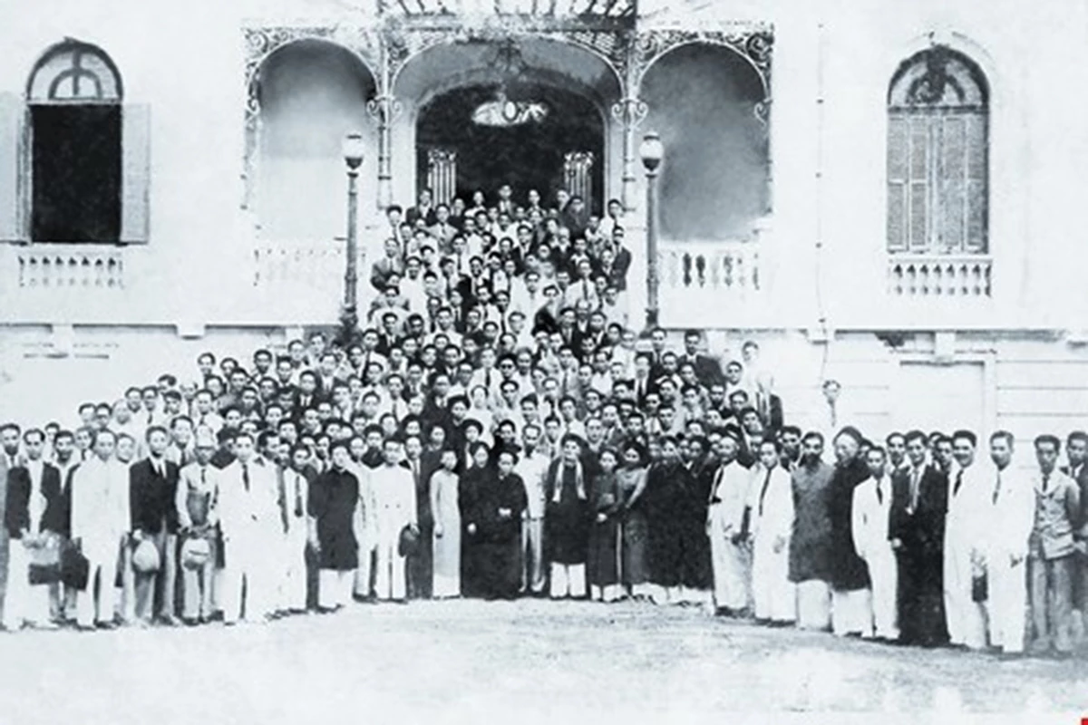 Các đại biểu dự Kỳ họp thứ nhất, Quốc hội khóa I tại Nhà hát Lớn Hà Nội, ngày 2/3/1946.