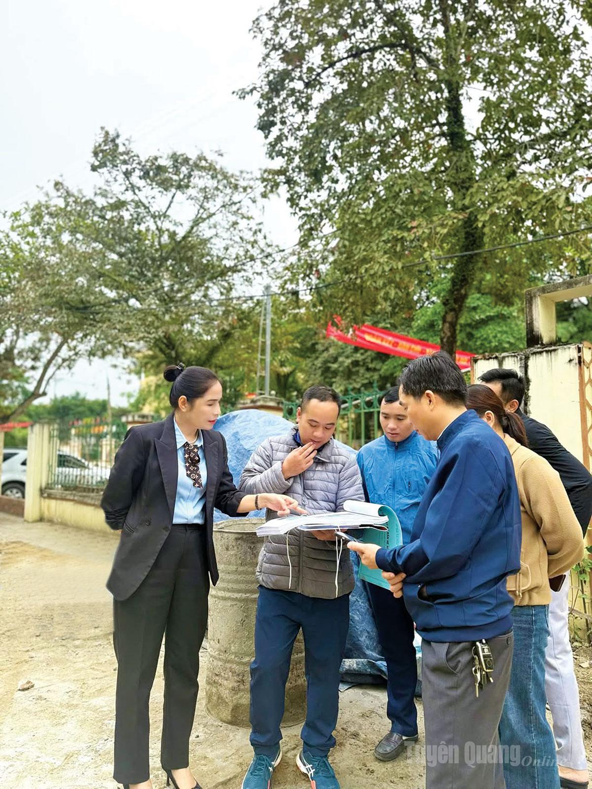 Đồng chí Phạm Thị Hồng Yên, Ủy viên BCH Đảng bộ tỉnh, 



Bí thư Đảng ủy, Chủ tịch HĐND xã Bắc Mê khảo sát, kiểm tra 



tiến độ thi công một số dự án do xã làm chủ đầu tư.