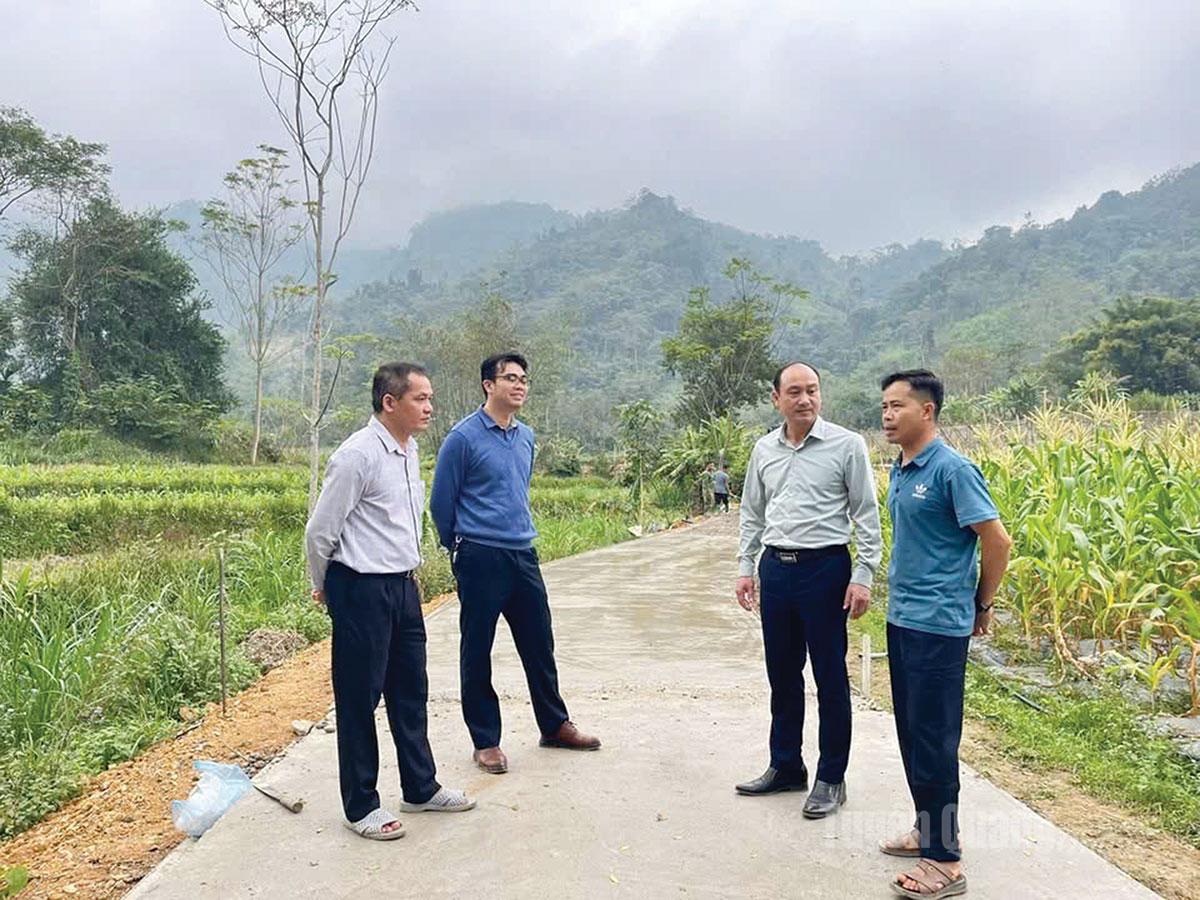 Cán bộ xã Kiên Đài tăng cường đi cơ sở, nắm bắt tình hình 



đời sống của Nhân dân.