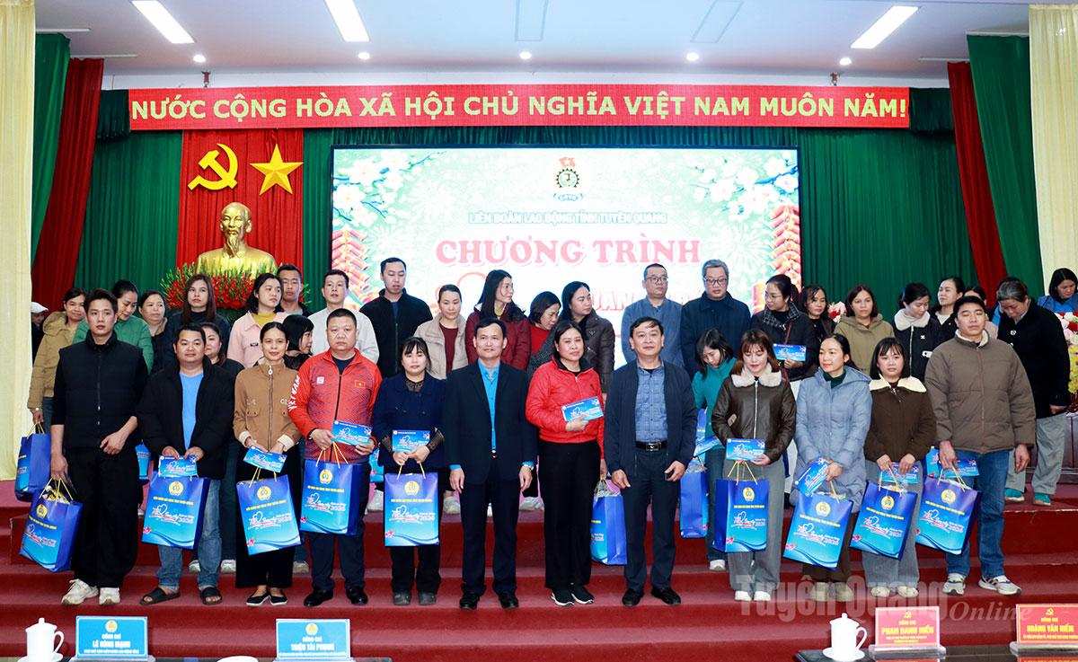 Lãnh đạo Liên đoàn Lao động tỉnh tặng quà cho đoàn viên, người lao động trên địa bàn phường Hà Giang 2.