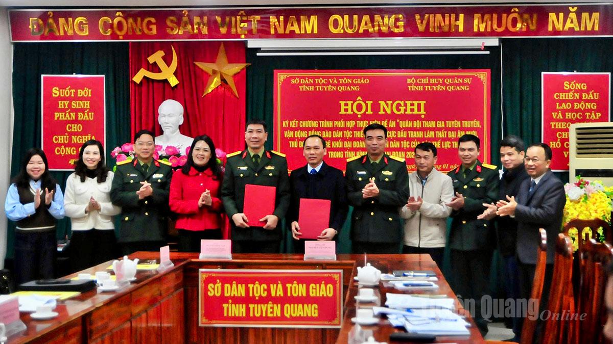 Lãnh đạo 2 đơn vị thực hiện ký kết chương trình phối hợp.