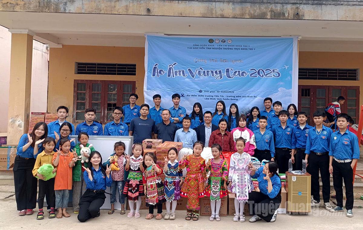 Câu lạc bộ sinh viên tình nguyện thường trực Khoa Thú y, Học viện Nông nghiệp Hà Nội tặng quà cho các em học sinh tại điểm trường Mầm non Tiên Tốc, xã Lâm Bình.