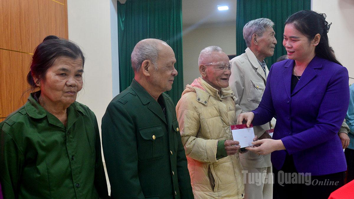 Phó Trưởng Đoàn ĐBQH hoạt động chuyên trách tỉnh Ma Thị Thúy trao quà Tết cho các gia đình chính sách tại xã Nhữ Khê.