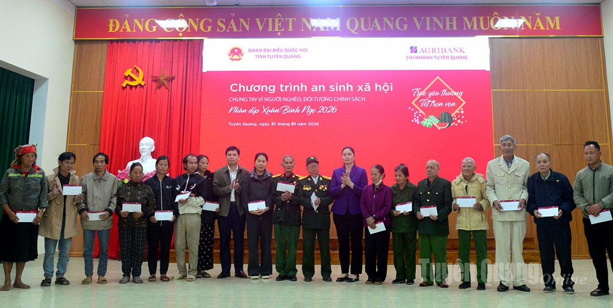 Phó Trưởng Đoàn ĐBQH hoạt động chuyên trách tỉnh Ma Thị Thúy trao quà Tết tại xã Nhữ Khê.