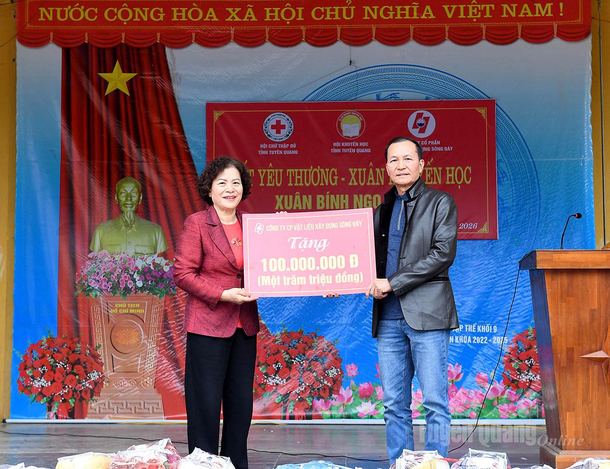 Lãnh đạo Công ty Cổ phần Vật liệu xây dựng Sông Đáy trao bảng tượng trưng hỗ trợ tại chương trình cho lãnh đạo Hội Khuyến học tỉnh.