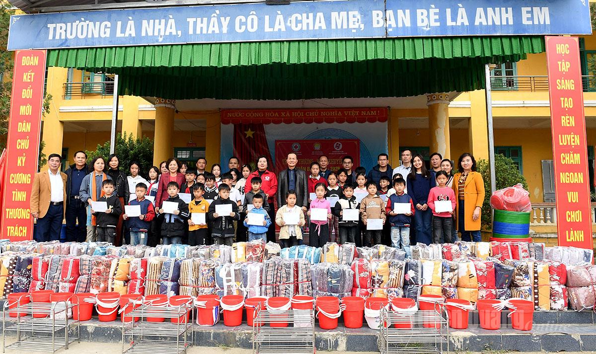 Lãnh đạo các đơn vị trao học bổng, quà tặng học sinh và các trường PTDTBT trên địa bàn xã Hồng Thái.