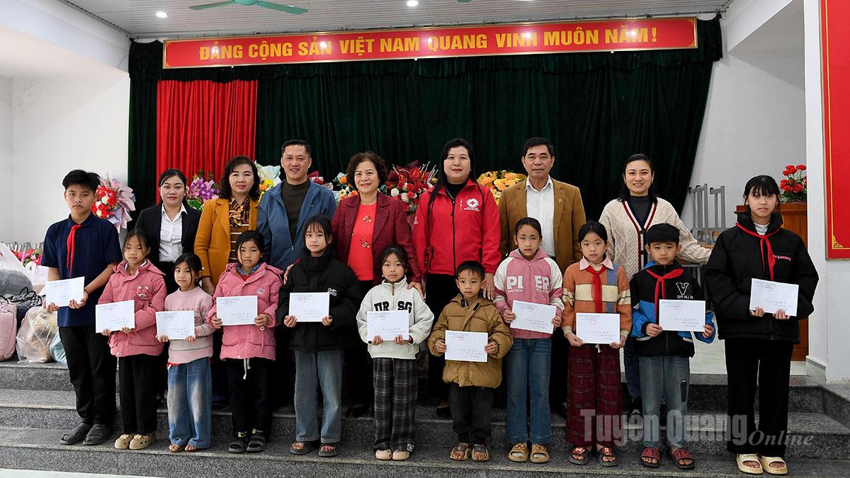 Lãnh đạo Hội Khuyến học tỉnh, Hội Chữ thập đỏ tỉnh trao học bổng cho học sinh Trường PTDTBT TH&THCS Sơn Phú.