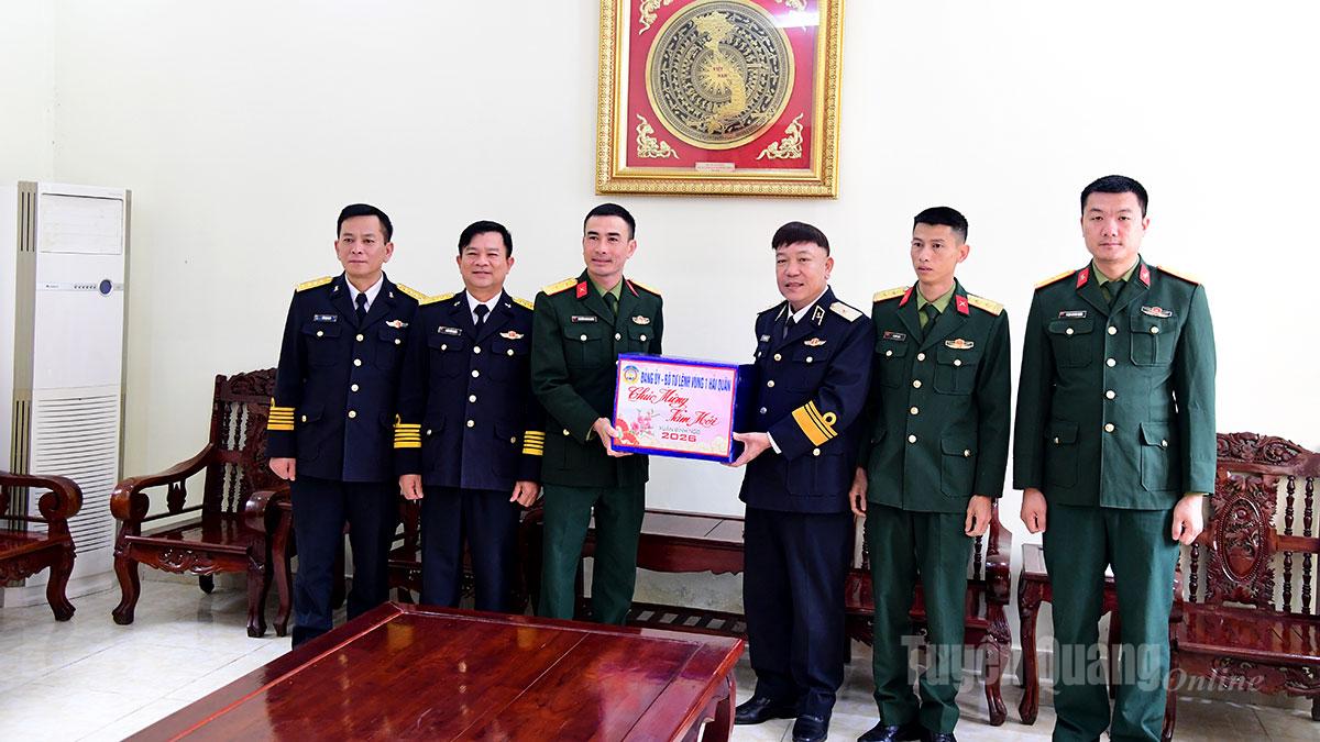 Đồng chí Chính ủy Vùng 1 Hải quân Trần Xuân Văn thăm, tặng quà Tết Ban Chỉ huy quân sự đặc khu Cát Hải.