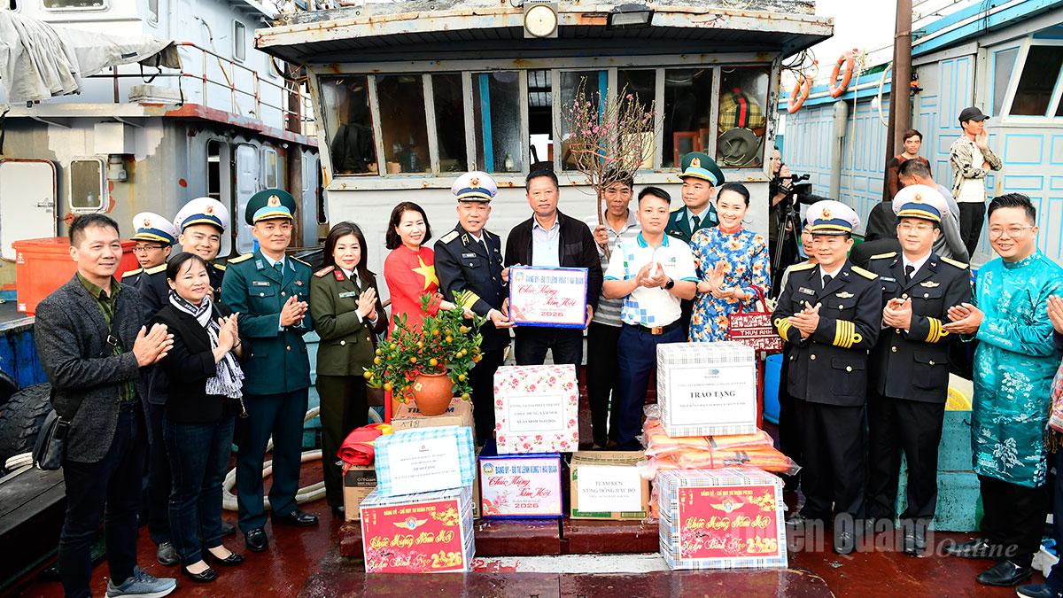 Đoàn công tác tặng quà Tết cho ngư dân bám biển khai thác thủy sản trên vùng biển Bạch Long Vỹ.