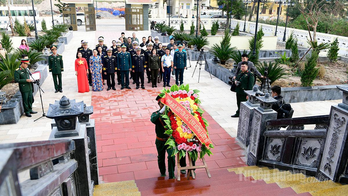 Đoàn công tác dâng hương, hoa tại Đài tưởng niệm các Anh hùng liệt sĩ, đặc khu Bạch Long Vỹ.