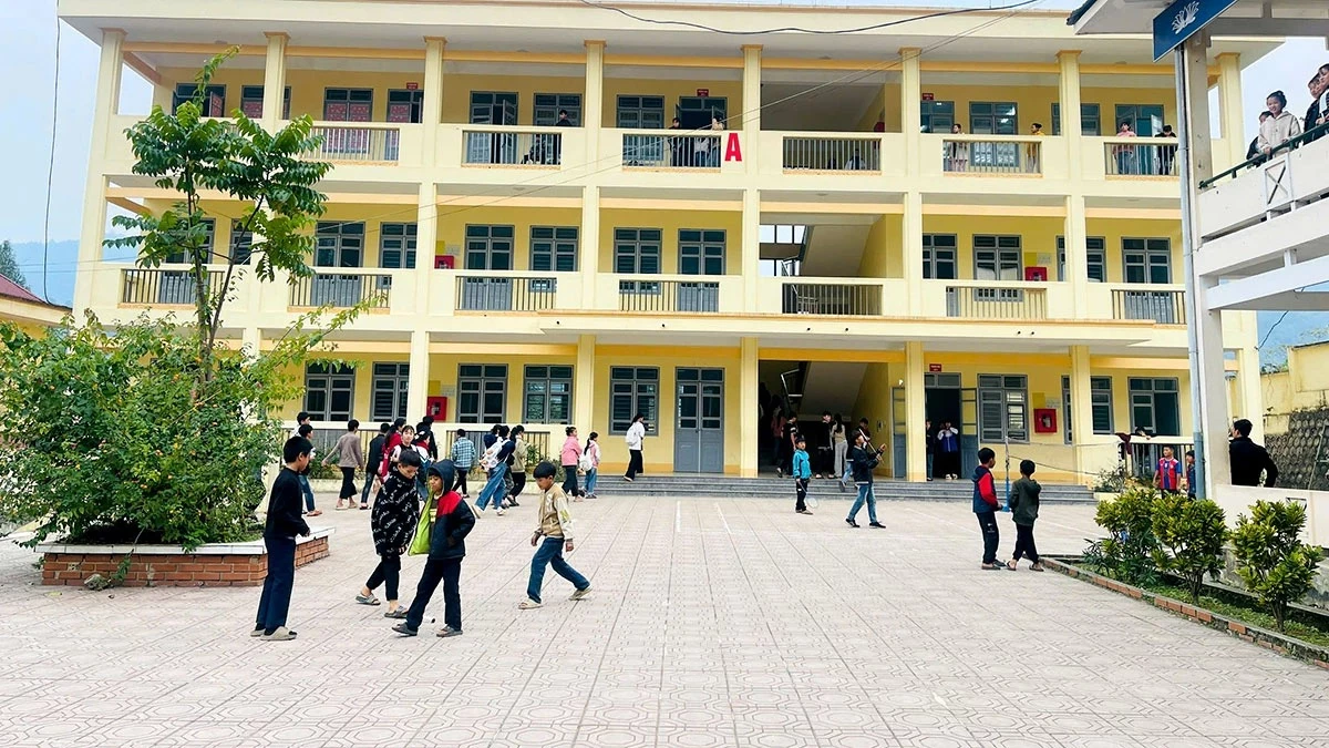 The school facilities of Thuan Hoa Semi-Boarding Secondary School for Ethnic Minority Students have been invested comprehensively.