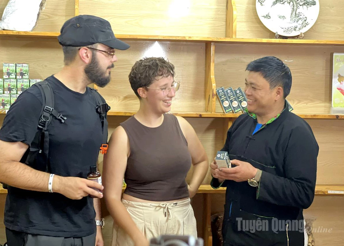 The director of Nam Dam Community Cooperative introduces the medicinal properties of herbs to foreign tourists.