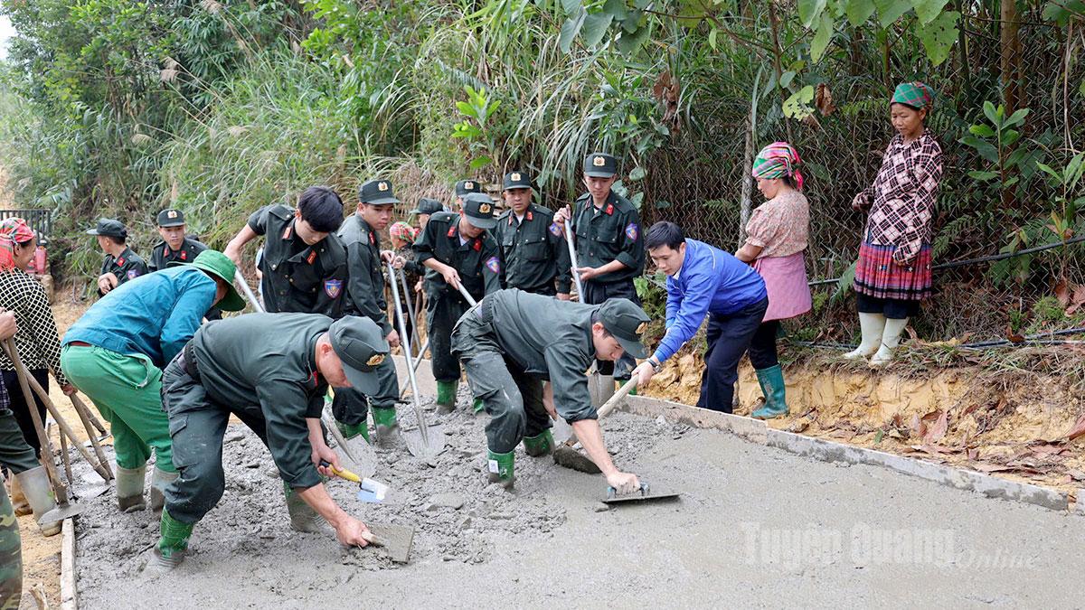 Đoàn viên, thanh niên và cán bộ, chiến sĩ tham gia làm mới đường bê tông tại thôn Khuổi Củng.