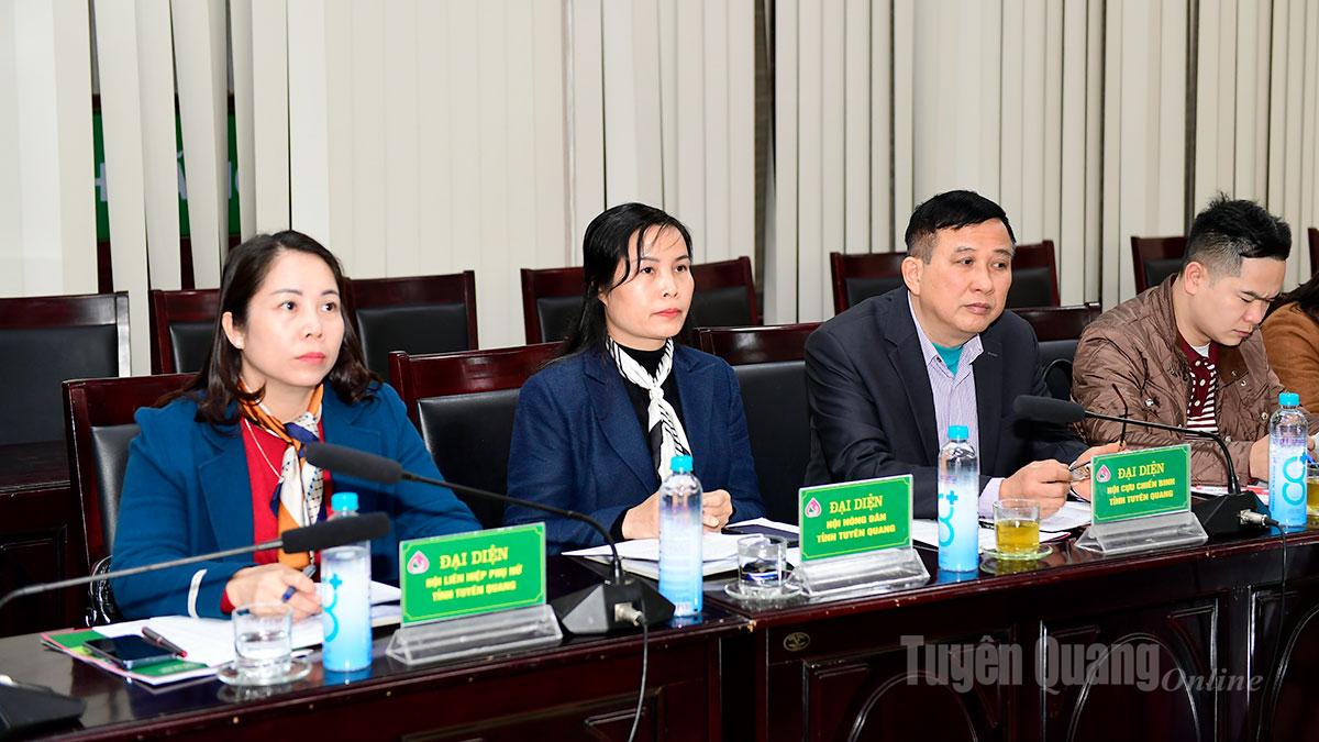 Lãnh đạo các tổ chức cấp hội nhận ủy thác dự hội nghị.