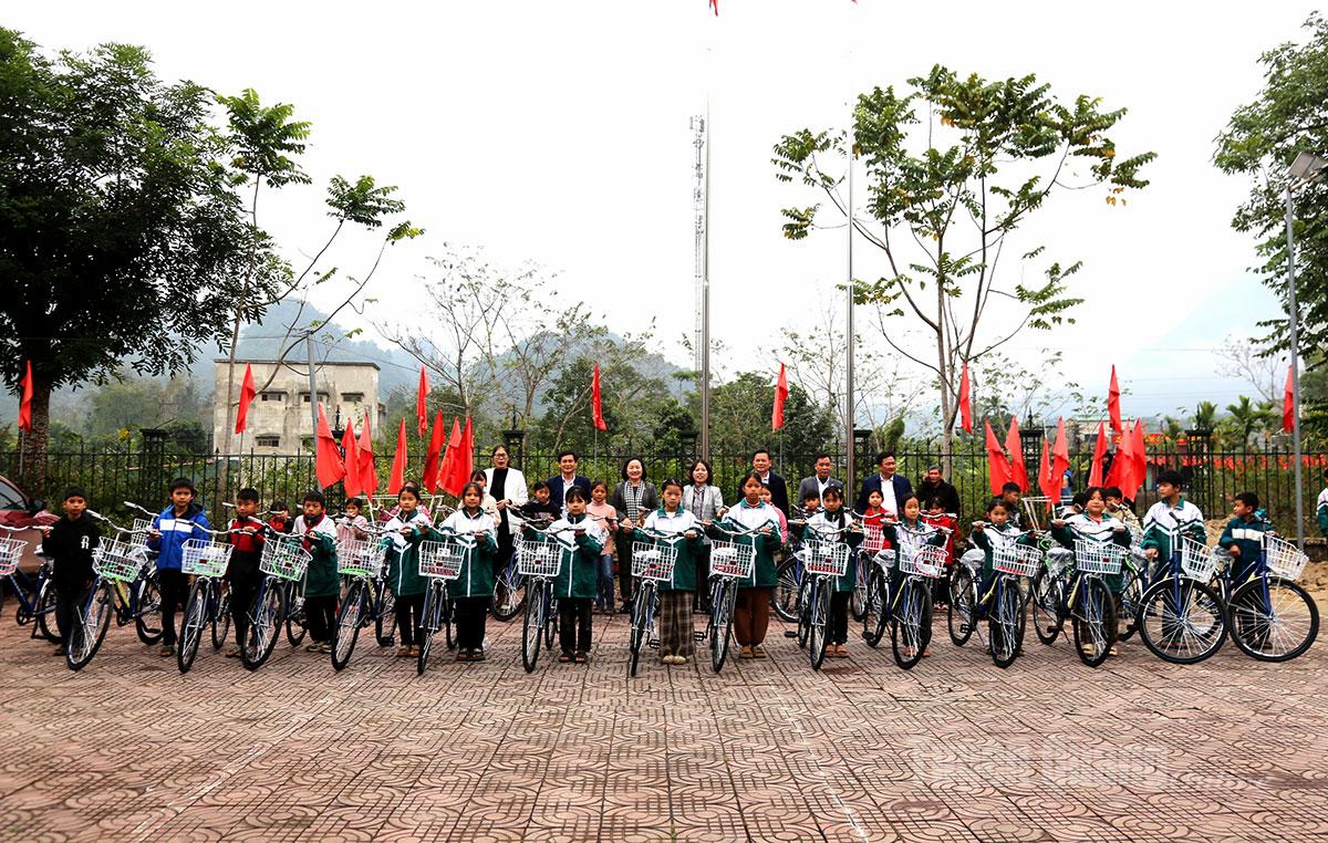 Đoàn ĐBQH khóa XV tỉnh tặng xe đạp cho học sinh nghèo vượt khó ở xã Tùng Bá.