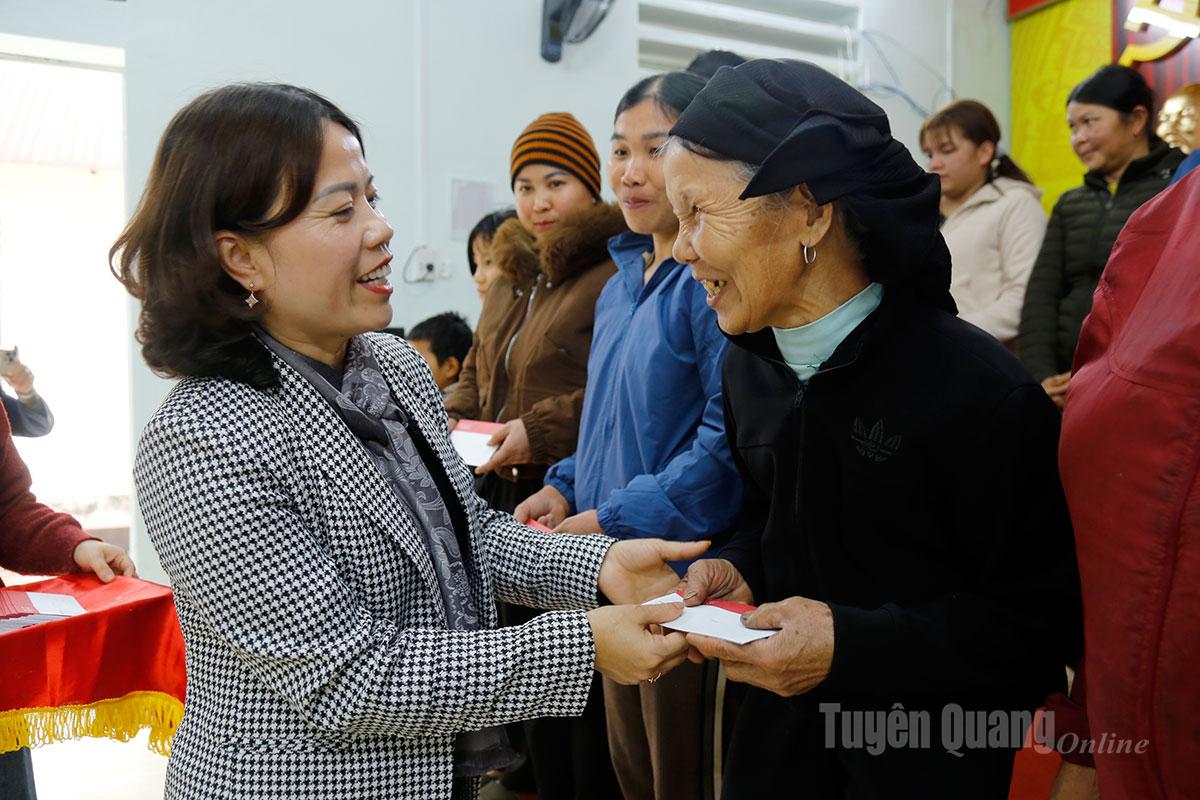 Đồng chí Lý Thị Lan tặng quà Tết cho hộ nghèo tại xã Tùng Bá.