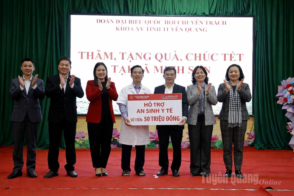 Agribank Chi nhánh Tuyên Quang hỗ trợ 50 triệu đồng phục vụ công tác an sinh y tế cho Trạm Y tế xã Minh Sơn.