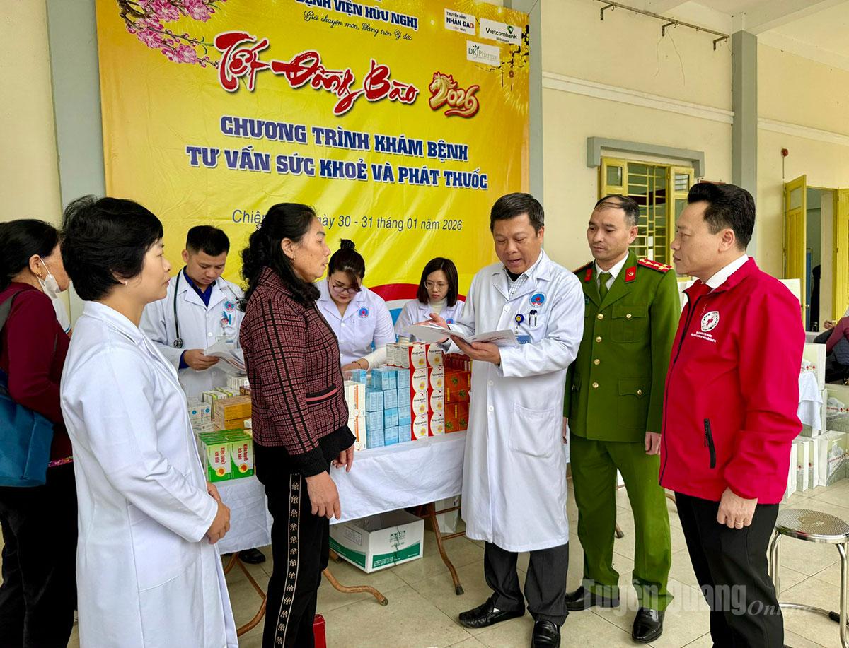 Bà con nhân dân xã Chiêm Hóa được cán bộ y bác sỹ Bệnh viện Hữu Nghị Việt Xô tư vấn khám chữa bệnh tại chương trình.