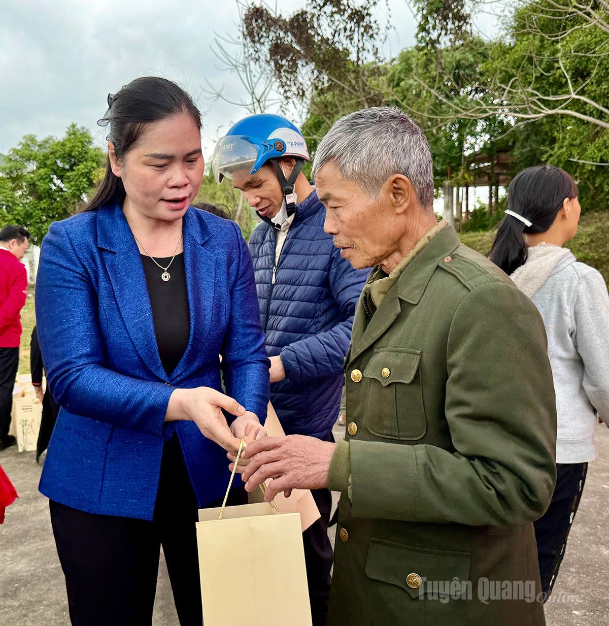 Đồng chí Ma Thị Thúy, Ủy viên BCH Đảng bộ tỉnh, Phó Trưởng đoàn ĐBQH chuyên trách tỉnh tặng quà người dân tại chương trình.