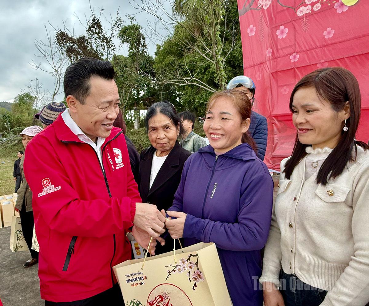 Lãnh đạo Hội CTĐ tỉnh tặng quà bà con nhân dân tại chương trình Tết đồng bào.