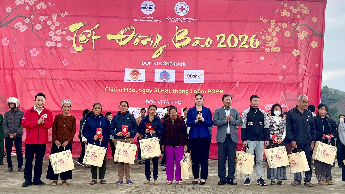 Các đại biểu tặng quà bà con nhân dân trong chương trình Tết đồng bào 2026.