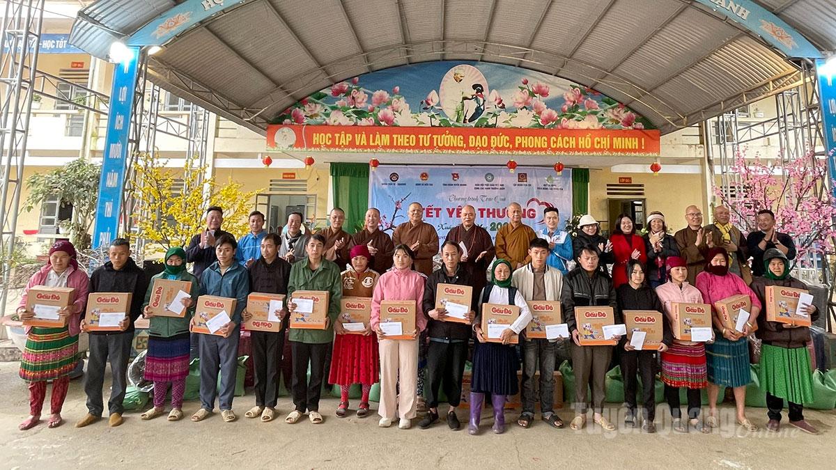 Đoàn thiện nguyện trao quà tại xã Mèo Vạc.