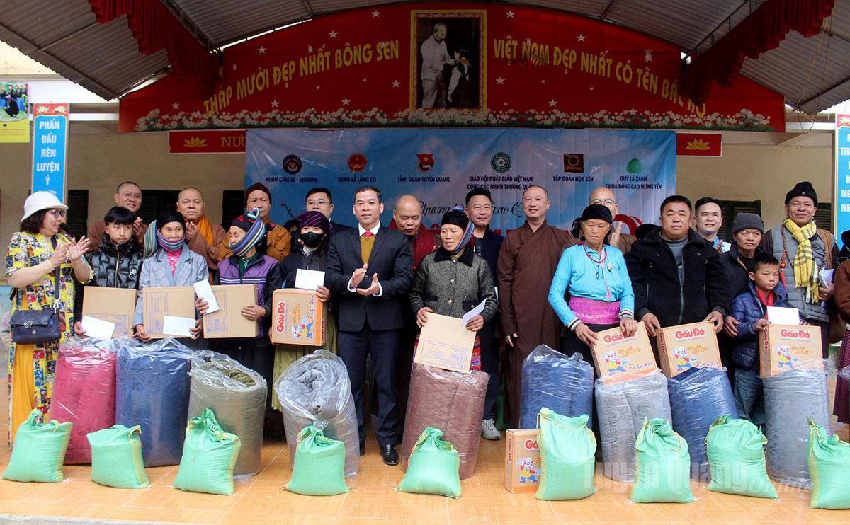 Đoàn trao quà tại trường Phổ thông Dân tộc bán trú Tiểu học Ma Lé, xã Lũng Cú.
