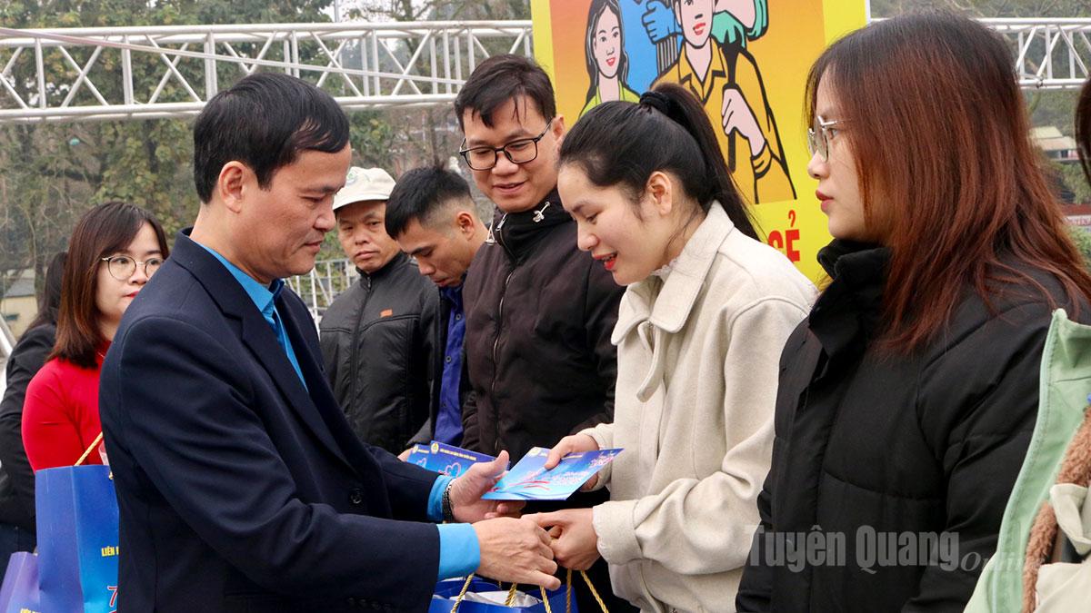 Đồng chí Triệu Tài Phong, Ủy viên BCH Đảng bộ tỉnh, Phó Chủ tịch Ủy ban MTTQ tỉnh, Chủ tịch Liên đoàn Lao động tỉnh tặng quà cho đoàn viên, người lao động phường Hà Giang 1.