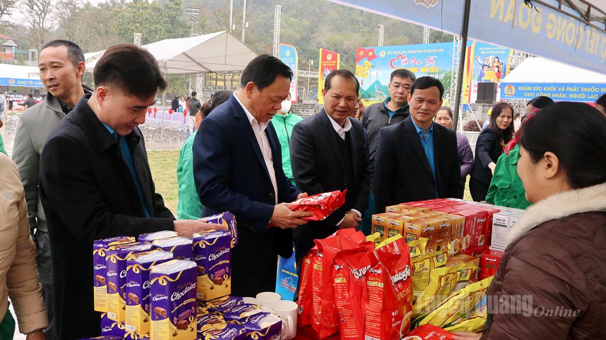 Các đại biểu tham quan gian hàng chợ Tết công đoàn.